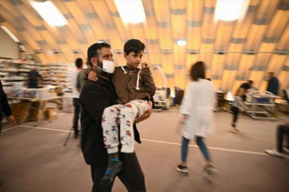 Gönüllü doktorlar sahra hastanesinde sağlık hizmeti veriyor