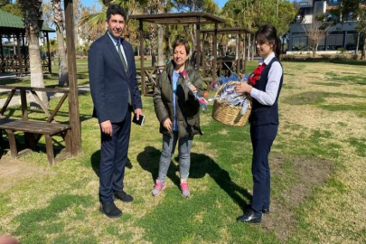 Antalya'da konuk edilen depremzede kadınlara çiçek verildi