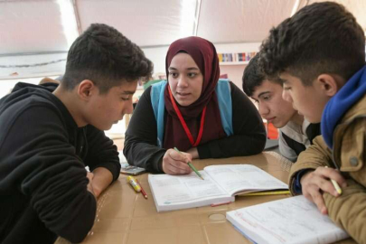 Depremde evi hasar gören tarih öğrencisi, çadır kentte çocuklara ders çalıştırıyor