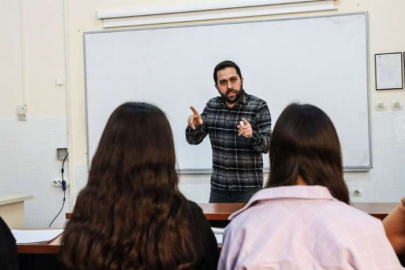 Kahramanmaraş'ta depremi yaşayan öğretmen Mersin'de afetzede öğrencilere ders veriyor