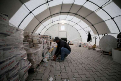 Kahramanmaraş'ta toptancılar Mehmetçiğin kurduğu çadırlarda hizmet vermeye başladı