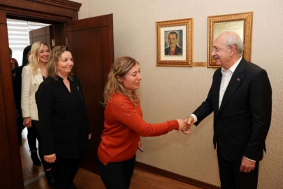 Kılıçdaroğlu, 8 Mart Dünya Kadınlar Günü'nde partideki kadın personelle bir araya geldi