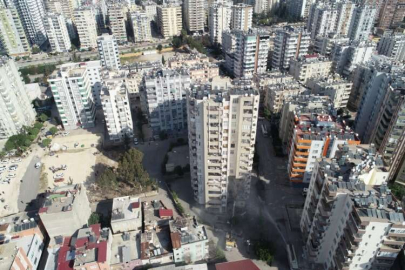 GÜNCELLEME - Adana'da depremde hasar gören 14 katlı apartman kontrollü yıkıldı