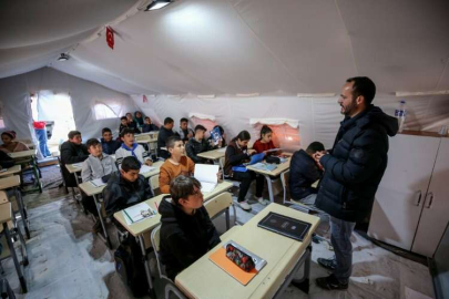 Antakya'da gönüllü öğretmenler 15 çadır kentteki öğrencileri sınavlara hazırlıyor
