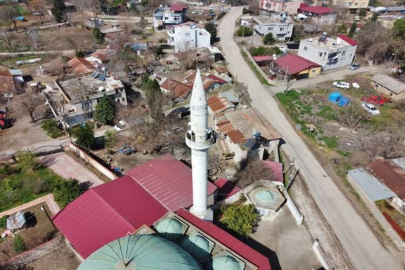 Osmaniye'de yıllardır leyleklerin yuva yaptığı minare depremde ağır hasar gördü
