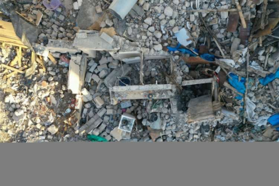 Hatay'da yıkılan iki binadan geriye eşyalar ve ayakta duran mutfak dolapları kaldı