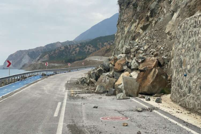 Samandağ-Arsuz sahil yolunda heyelan nedeniyle ulaşım kontrollü sağlanıyor