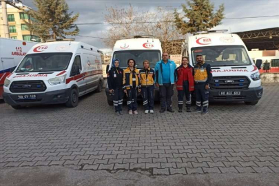 112 çalışanları ailelerini güvenli yere bırakıp depremzedelerin yardımına koştu