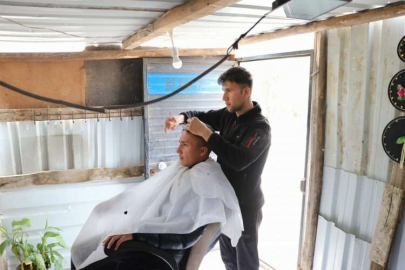 Depremzede berber kendi imkanlarıyla yaptığı kulübede hizmet veriyor