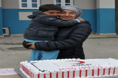 Depremzede çocuğa doğum günü sürprizi
