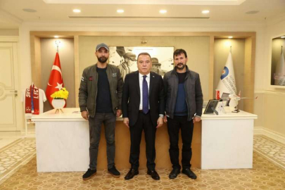Depremzede kendisini enkazdan kurtaran itfaiyecilere teşekkür için Antalya'ya geldi