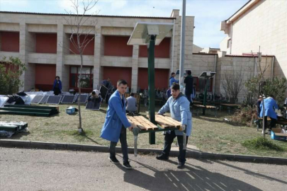 Meslek liseli öğrenciler çadır kentlere güneş panelli 400 bank kurdu