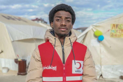 Afrikalı gönüllü gençler, depremzede çocuklara oyun arkadaşlığı yapıyor