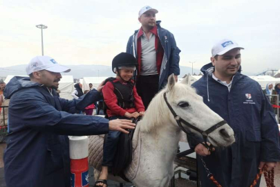 Osmaniye'deki çadır kentte çocuklara ponylerle "atlı terapi"