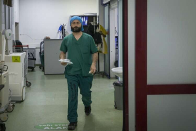 Tıp Bayramı'nı depremlerin merkez üssünde geçiren sağlıkçılar, çalışmalarını özveriyle sürdürüyor