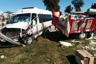 Antalya'da okul servis minibüsü ile kamyonun çarpıştığı kazada 5 kişi yaralandı