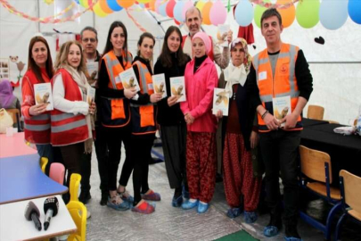 Depremzede genç yazar için çadır kentte imza günü düzenlendi
