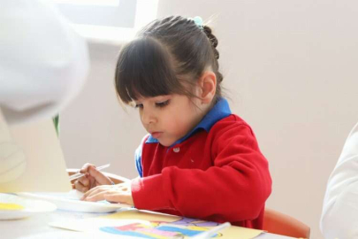 Isparta'da okul öncesi çağındaki depremzede çocuklarla kum boyama etkinliği yapıldı