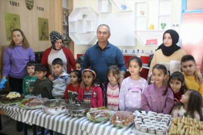 Antalya'da öğrenciler, depremzedeler için kermes düzenledi