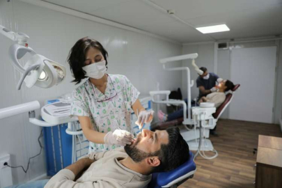 Aydınlı diş hekimi çift, 3 çocuğunu aile büyüklerine emanet edip deprem bölgesine geldi