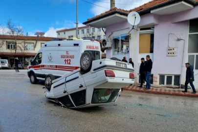 Burdur'da 2 kişinin yaralandığı trafik kazası kamerada