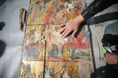 Depremde yıkılan kilisenin enkazından çok sayıda ikona ve İncil çıkarıldı