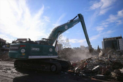 Kahramanmaraş'ta acil yıkılması gereken binalarda çalışma sürüyor