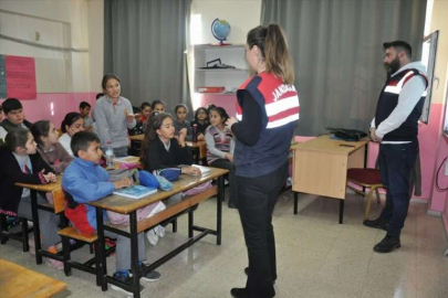 Silifke'de jandarma, öğretmen ve öğrencilere güvenli internet eğitimi verdi
