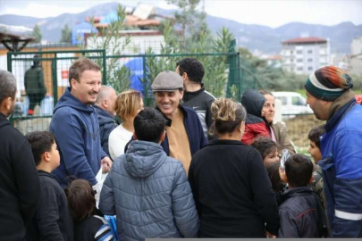 Adana Demirspor Teknik Direktörü Montella, Hatay'da depremzedeleri ziyaret etti