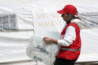 Depremzede gönüllüler acılarına rağmen yardımlarını aralıksız sürdürüyor