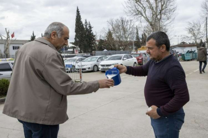 Kahramanmaraşlı bekçi afetzede hemşerilerine günlük 60 litre sıcak süt ikram ediyor