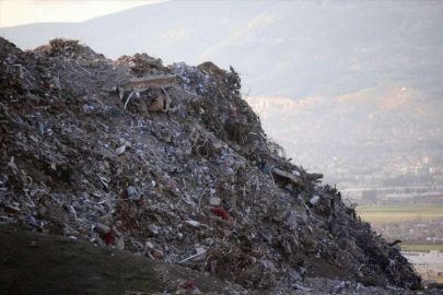 Kahramanmaraş'ta enkaz kaldırma çalışmaları sürüyor
