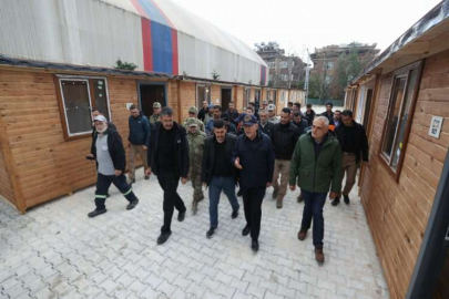 Milli Savunma Bakanı Akar, Hatay'da esnaf için kurulan prefabrik çarşıda inceleme yaptı