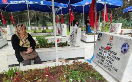 Şehitler gününde anneler gözyaşlarını tutamadı