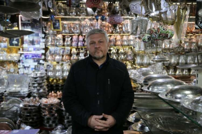 Bakır sattığı müşterileri fazla ödeme yapınca depremzede esnaf duygulandı