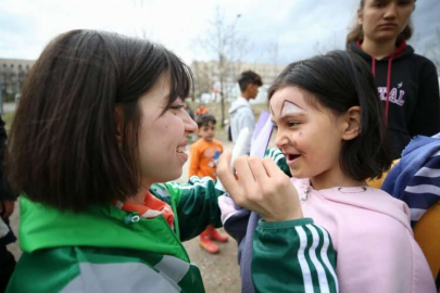 Gönüllü öğretmenler "bavulları" ile afetzede çocukların yüzünü güldürüyor