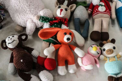 Osmaniye'de depremden etkilenen kursiyerler afetzede çocuklar için oyuncak örüyor