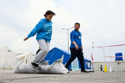 Hatay'da depremzede gençler çadır kentte polislik ve öğretmenlik sınavına hazırlanıyor
