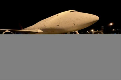 Pakistan'dan deprem bölgesine çadır taşıyan uçak Adana'ya geldi