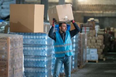 Pazarcık'ta depoda toplanan yardımlar depremzedelere ulaştırılıyor