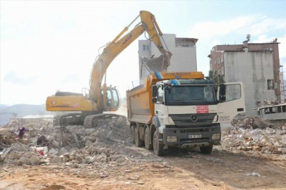 Hatay'da enkaz kaldırma ve yıkım çalışmaları devam ediyor