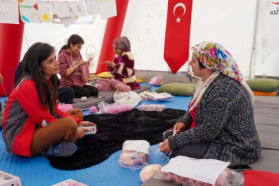 Psikologlar el işi atölyeleriyle "depremin izlerini" silmeye çalışıyor