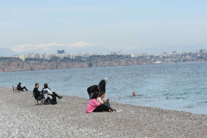 Antalya'da güneşli havayı fırsat bilenler denize girdi