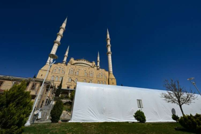 Depremde hasar gören Abdülhamit Han Camisi, cemaatini çadırlarda ağırlayacak