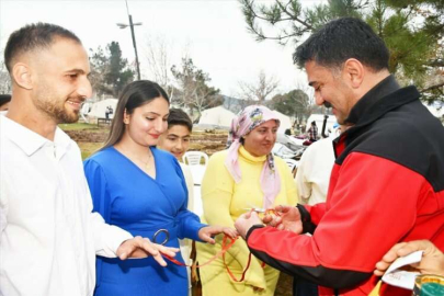 Çadır kentte kalan depremzede çift nişanlandı