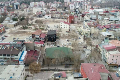 Elbistan'daki tarihi Atik Camisi'nin minaresi artçı depremler sonrasında yıkıldı