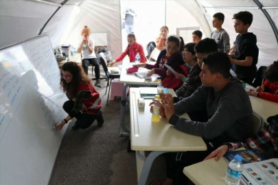 Hatay'da depremzede öğrenciler, "Umut Sınıfı"nda gönüllü öğretmenleriyle geleceğe hazırlanıyor