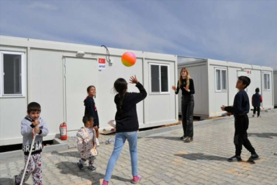 Oyuncu Wilma Elles, Afşin'de depremzedeleri ziyaret etti