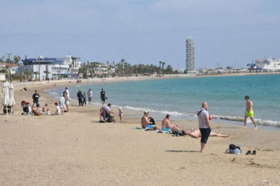 Silifke'de güneşli havayı fırsat bilenler sahilde gezdi