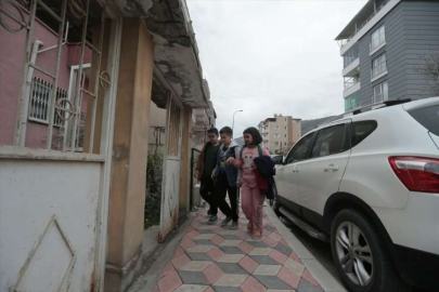 Enkazdan kurtulan Sibel öğretmen terasta hazırladığı sınıfta öğrencilere eğitim veriyor